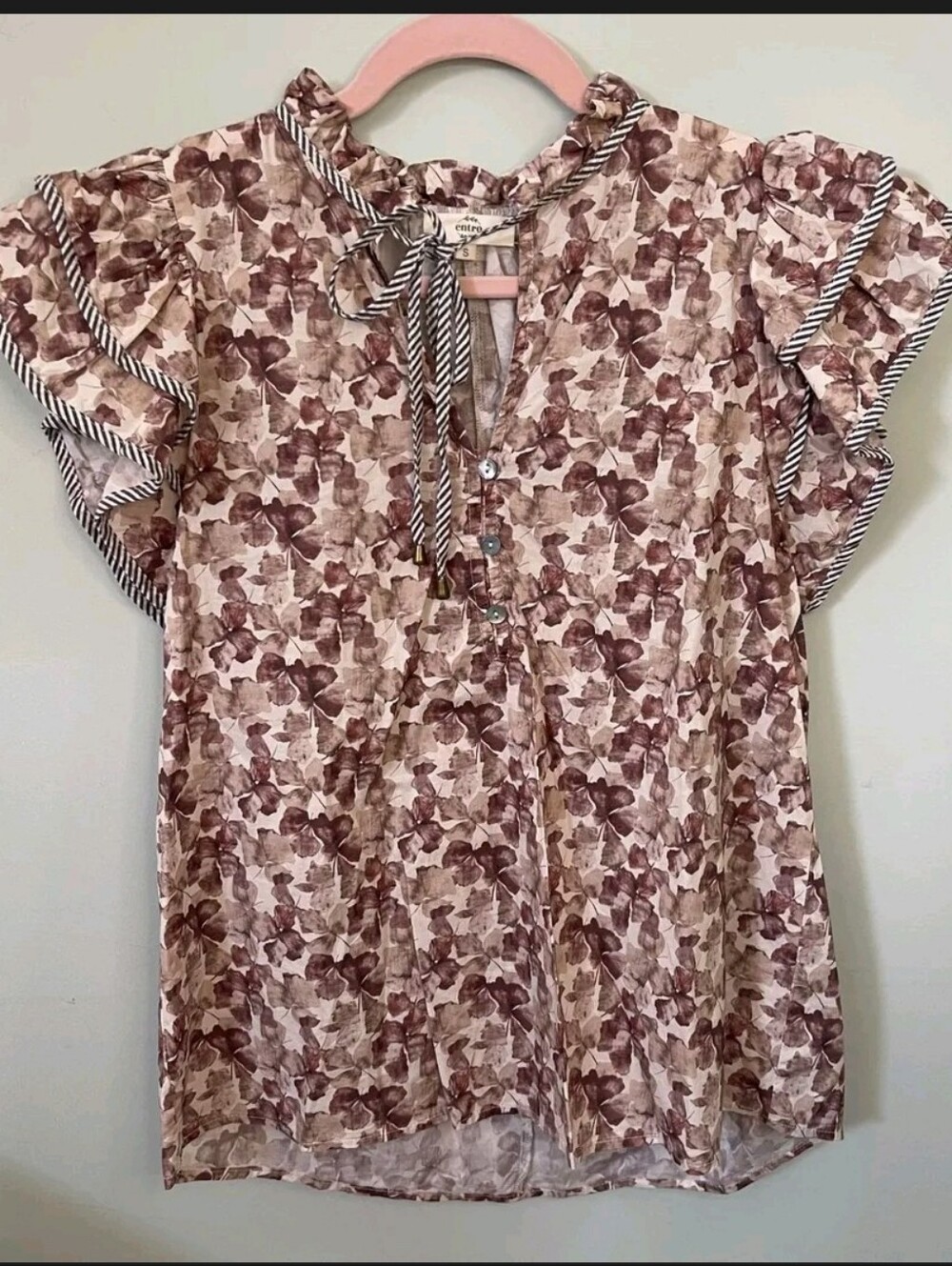 Entro Floral Flutter Sleeve Blouse with Contrast Trim Size: Small